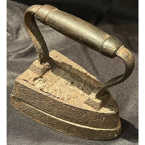 Antique Cast Iron Sad Iron - Cracked at Base - Picture 1 of 5